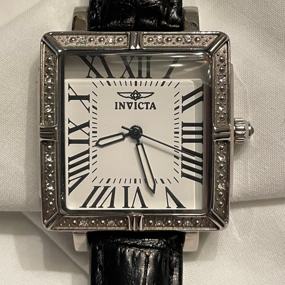 Invicta Accessories - Authentic Invicta Watch Set - Women’s - Near New - 5 Leather Bands, Crystals